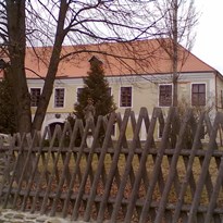 6 - Vodice. Barokní zámek byl postaven na místě starší tvrze roku 1638.